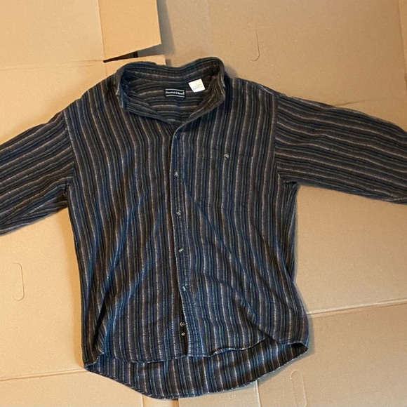 Here is a Preswick & Moore button up perfect for the upcoming fall season. - Picture 4 of 4